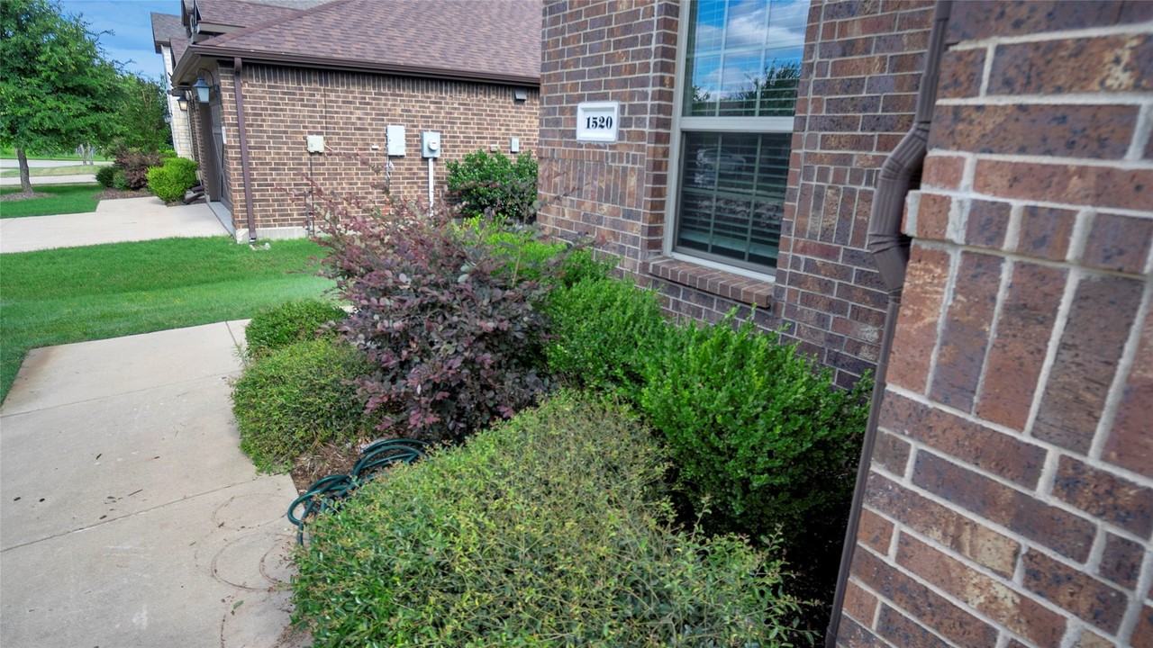 1520 Summit View Ln - Photo 2 of 28