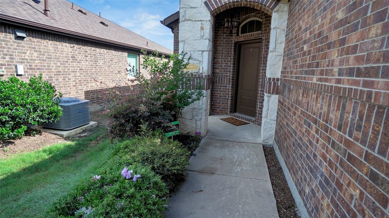 1520 Summit View Ln - Photo 3 of 28
