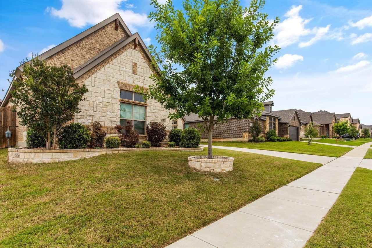 8609 Cloudyway Dr - Photo 3 of 40