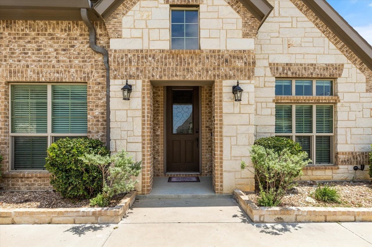 8609 Cloudyway Dr - Photo 4 of 40