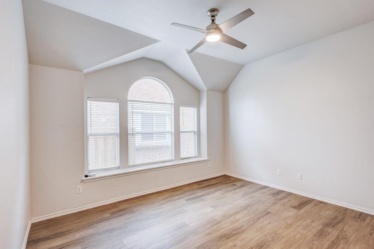 512 Wentworth Dr - Photo 3 of 23