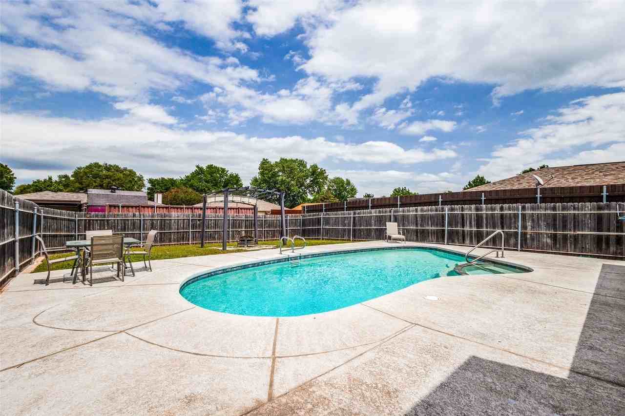 1323 Lark Ln