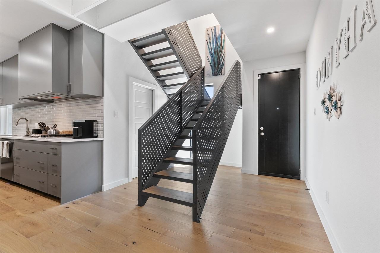 4303 Roseland Ave - Photo 3 of 38