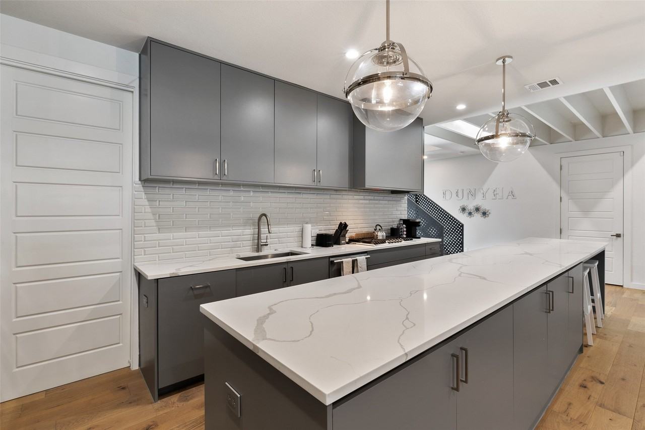 4303 Roseland Ave - Photo 4 of 38