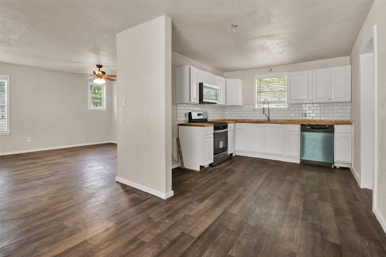 1477 W Austin St - Photo 2 of 13