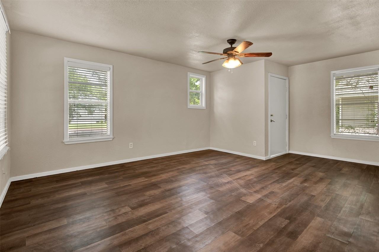 1477 W Austin St - Photo 6 of 13