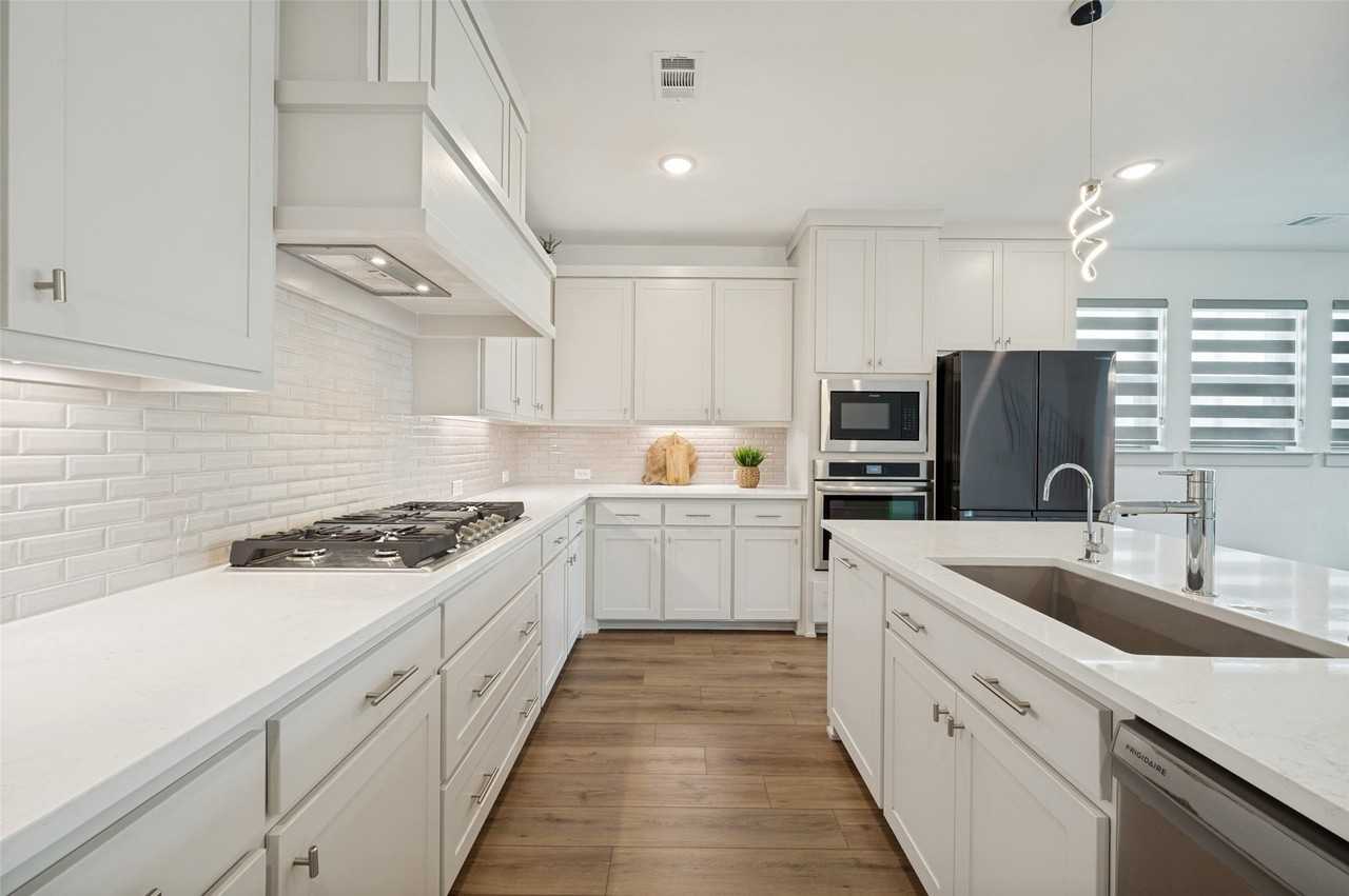 1240 Crescent Ln - Photo 7 of 25