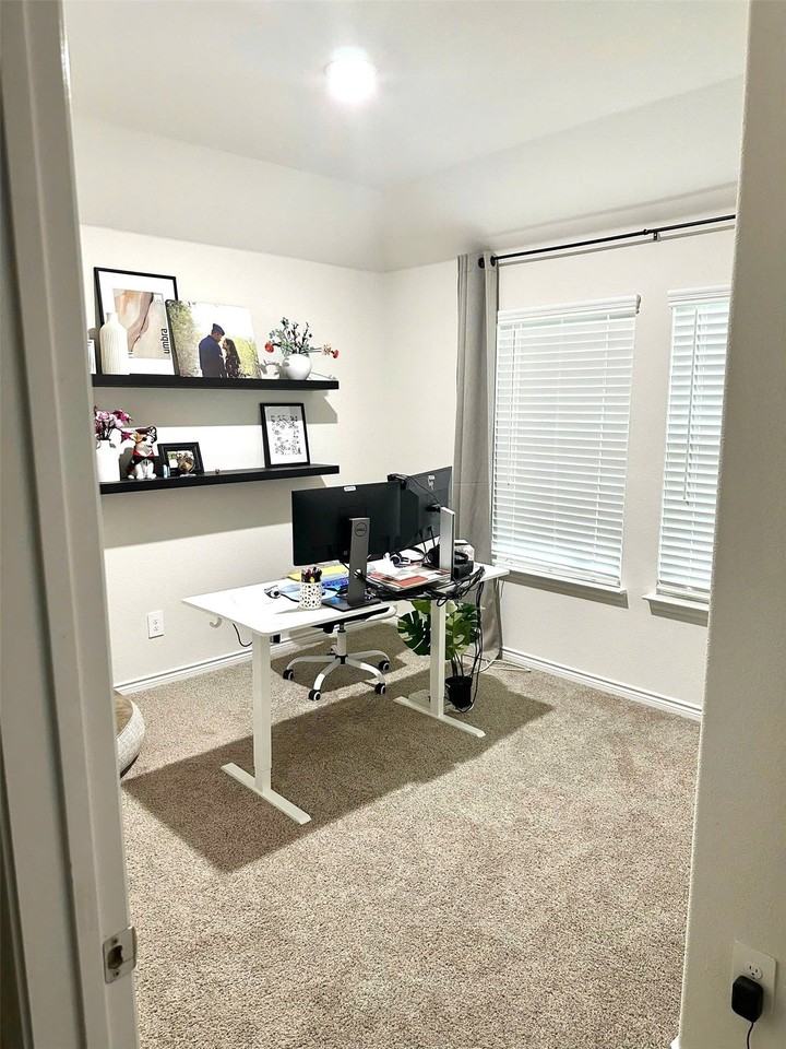 324 Revolution Rd - Photo 5 of 15