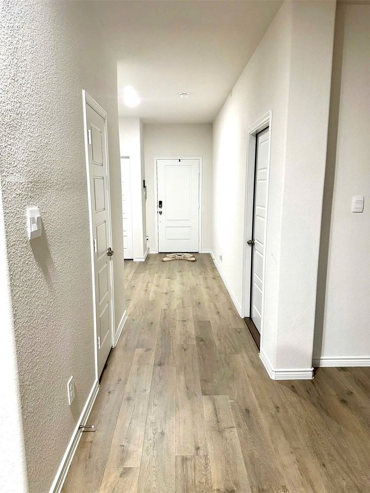 324 Revolution Rd - Photo 6 of 15