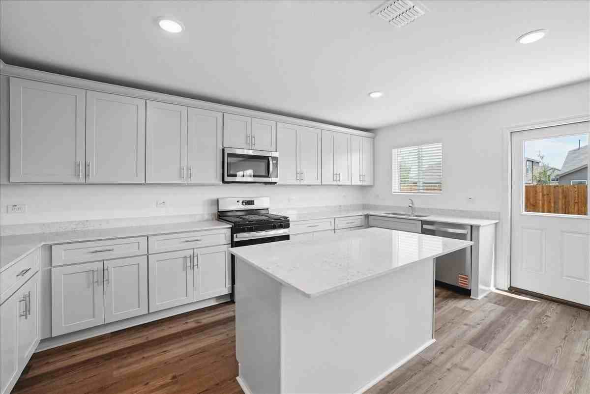 16000 Isles Dr - Photo 3 of 37