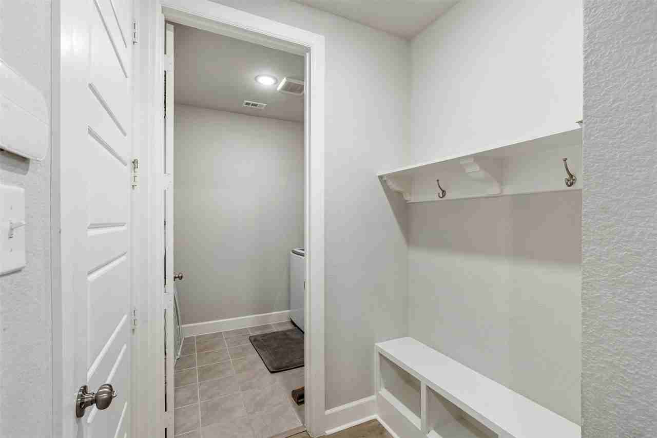 324 Moonvine Dr - Photo 4 of 13