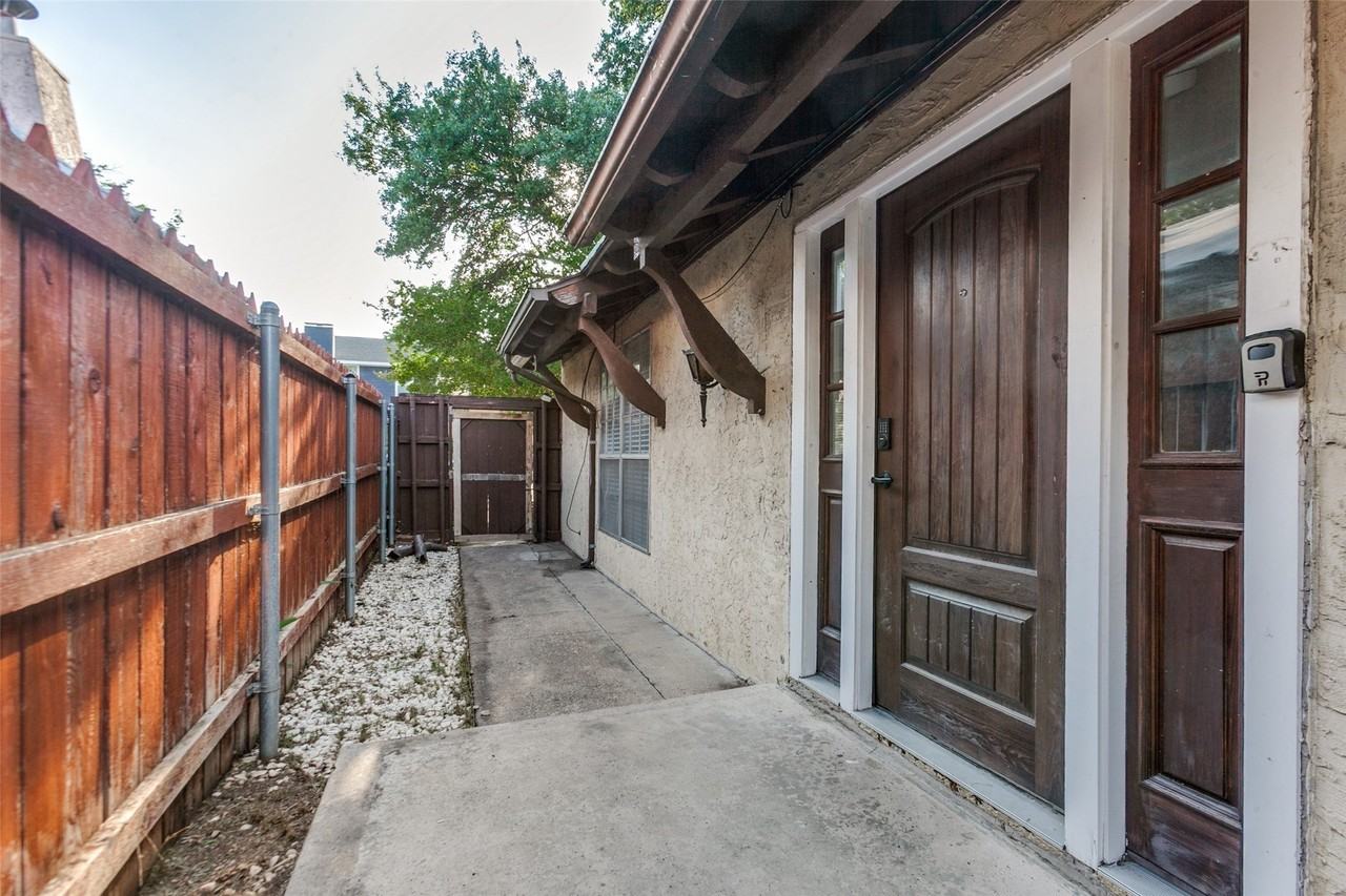 14372 Haymeadow Cir - Photo 5 of 27