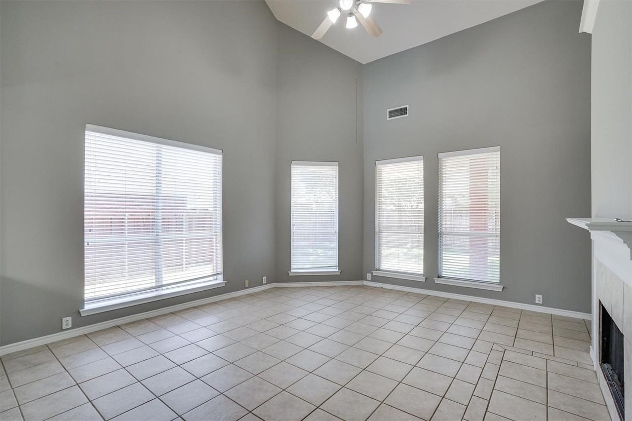 7657 Ravenhill Dr - Photo 3 of 29