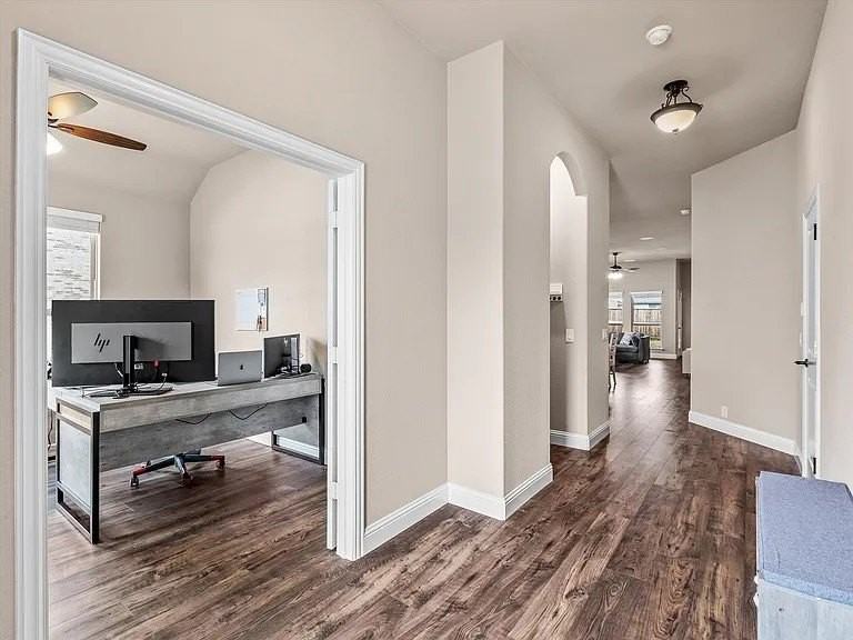 905 Sedona St - Photo 4 of 32