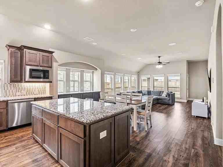 905 Sedona St - Photo 7 of 32