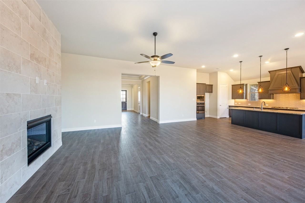 2813 Carisbrooke St - Photo 3 of 29
