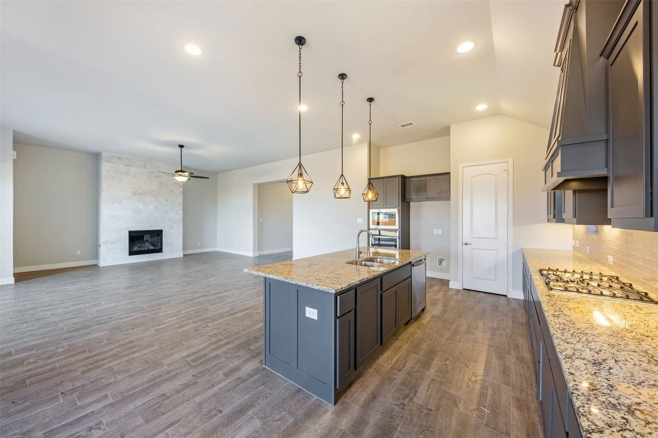 2813 Carisbrooke St - Photo 4 of 29
