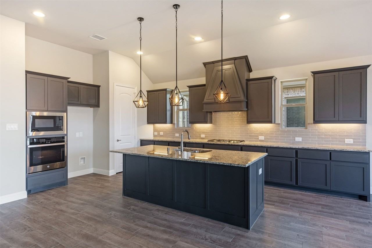 2813 Carisbrooke St - Photo 6 of 29