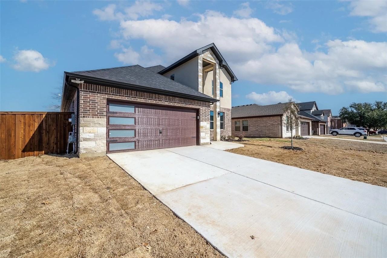 1063 Lake Trail Dr - Photo 3 of 34