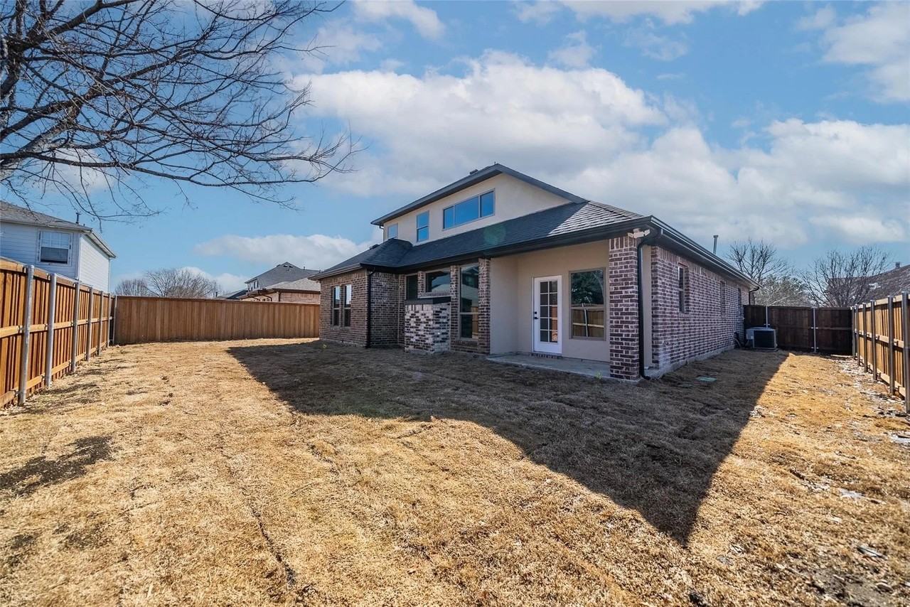 1063 Lake Trail Dr - Photo 4 of 34