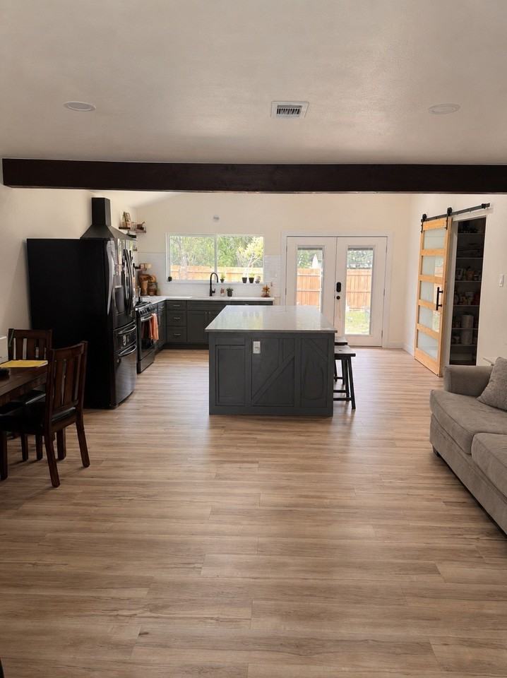 2122 Riviera Dr - Photo 3 of 9