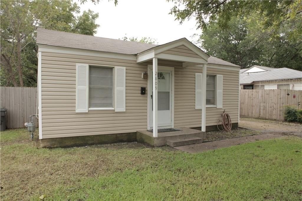 2809 S Hills Ave - Photo 2 of 12
