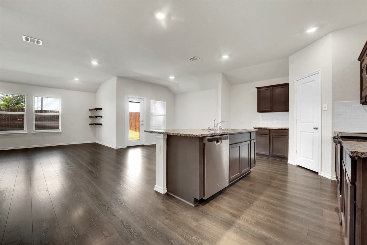 2118 Brisbon St - Photo 5 of 33