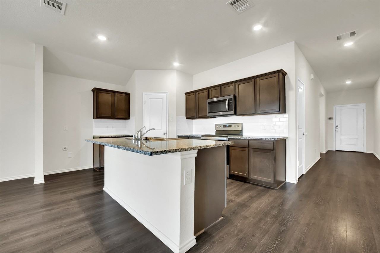 2118 Brisbon St - Photo 6 of 33