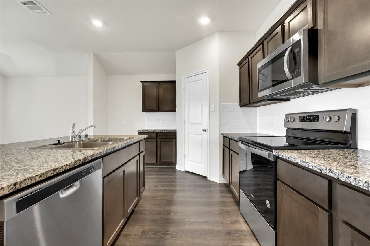 2118 Brisbon St - Photo 7 of 33