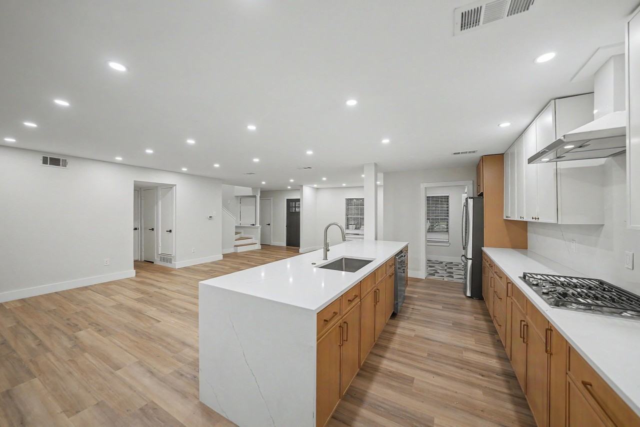 2709 Oak Cir - Photo 2 of 31