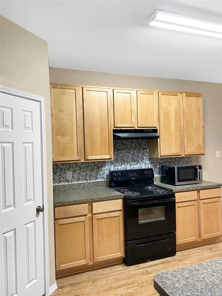 7221 Lindentree Ln - Photo 3 of 13