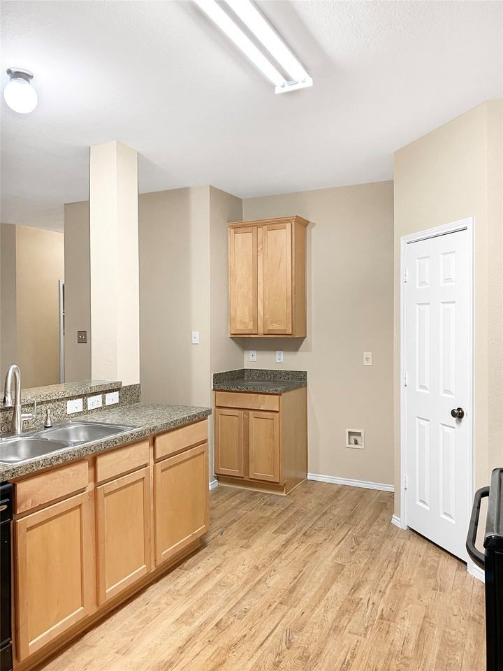 7221 Lindentree Ln - Photo 4 of 13