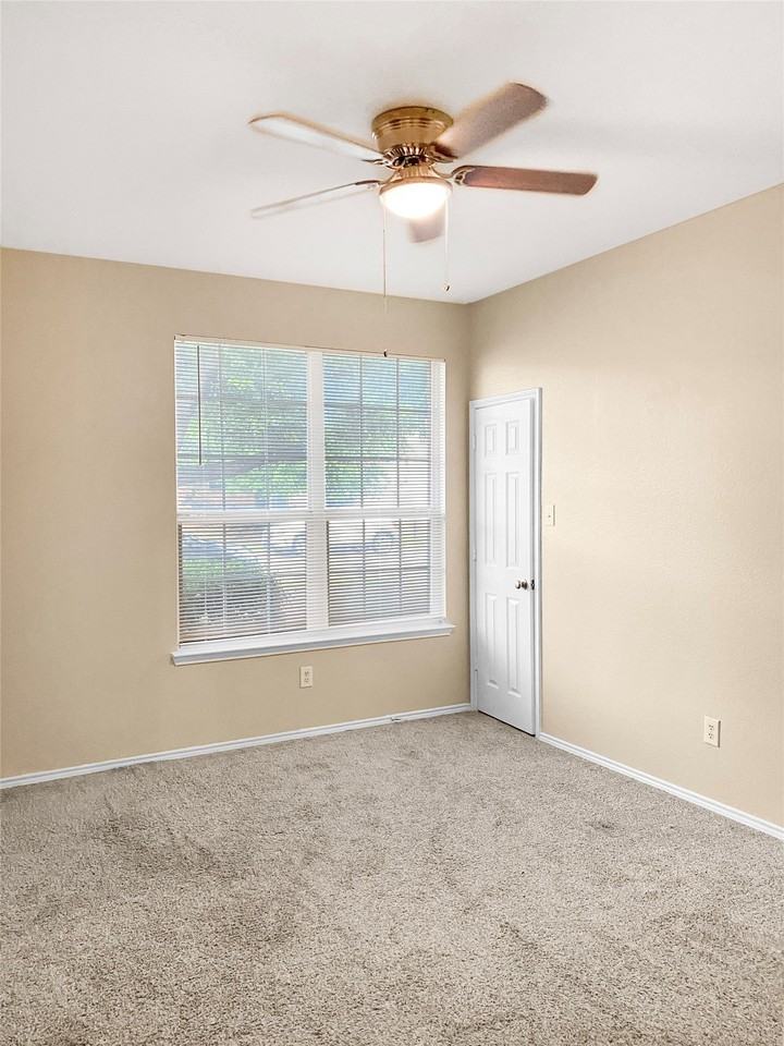 7221 Lindentree Ln - Photo 5 of 13