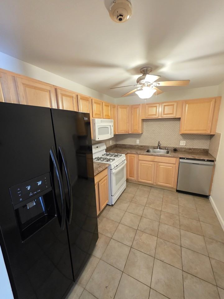750 Quaker Ln - Photo 4 of 16