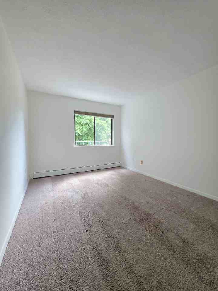 750 Quaker Ln - Photo 5 of 16