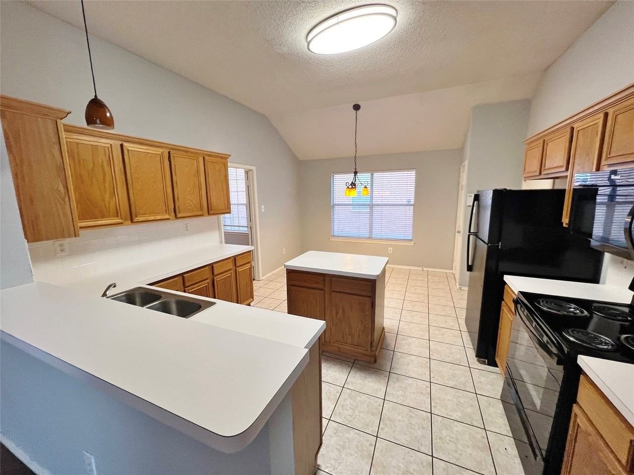 1222 Harvard Ln - Photo 7 of 20