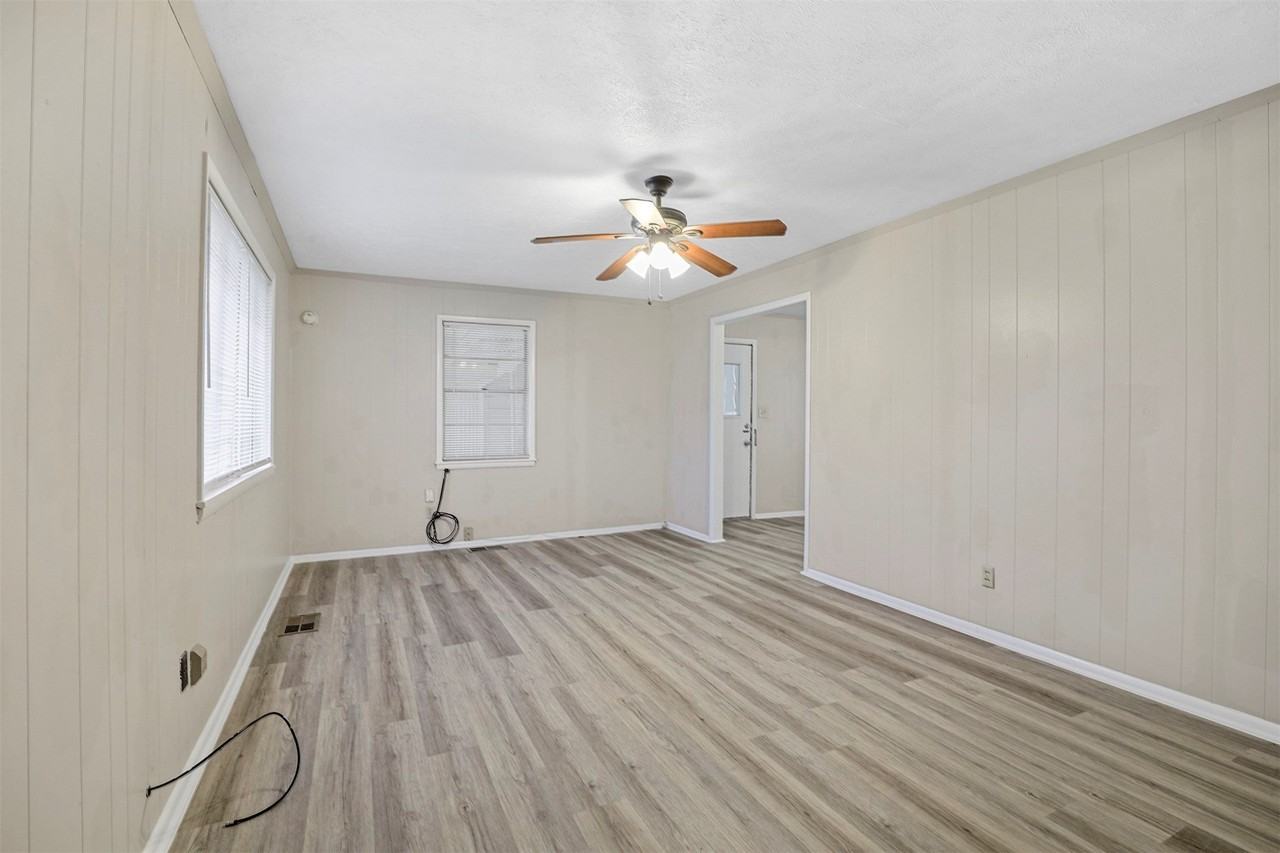 303 W Davis St - Photo 2 of 12