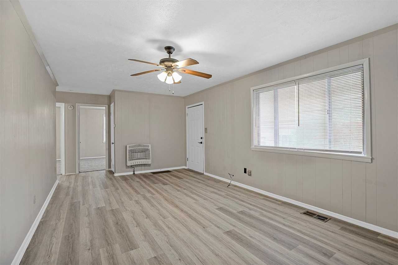 303 W Davis St - Photo 4 of 12