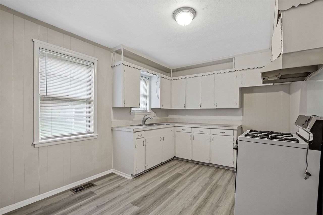 303 W Davis St - Photo 5 of 12