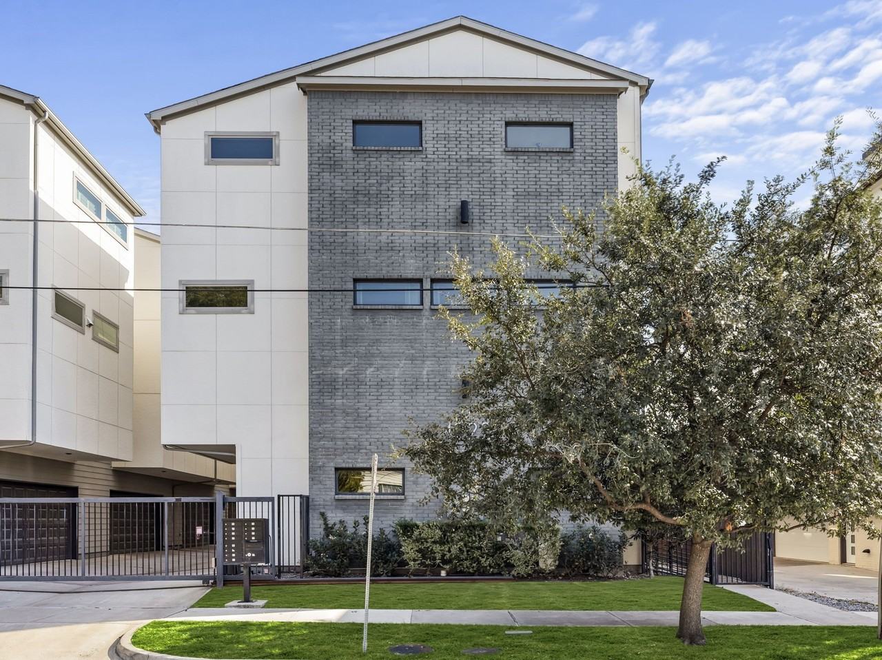 4222 Roseland Ave #102