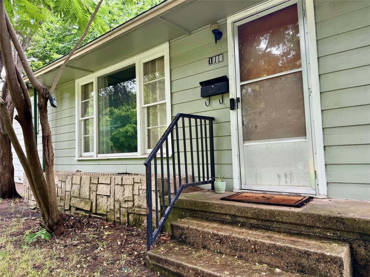 1009 Denton St - Photo 4 of 25
