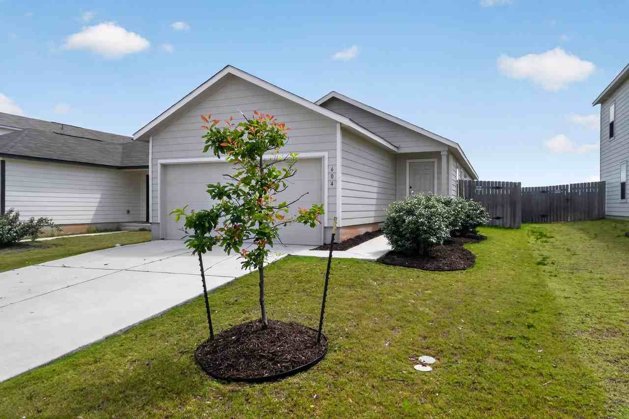 604 Marty Allen Loop - Photo 2 of 15