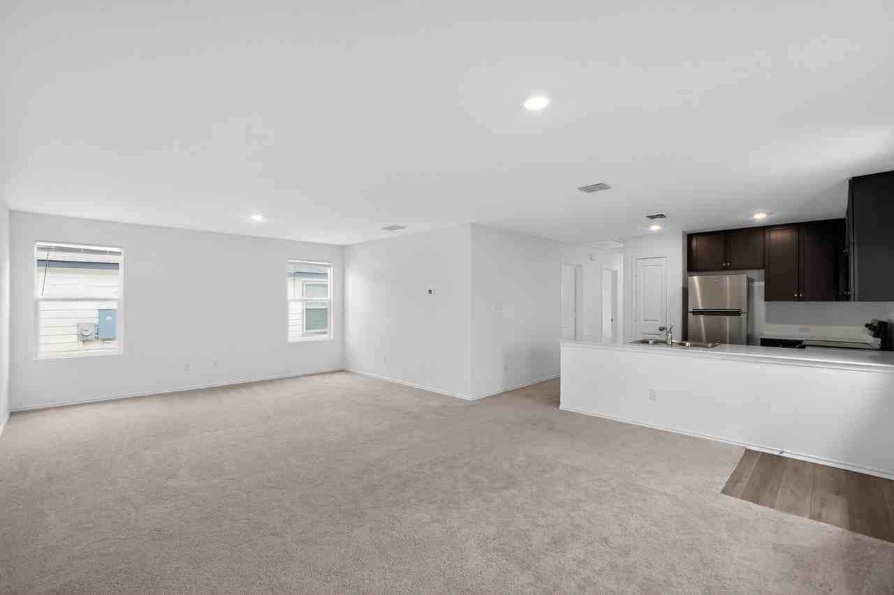 604 Marty Allen Loop - Photo 3 of 15
