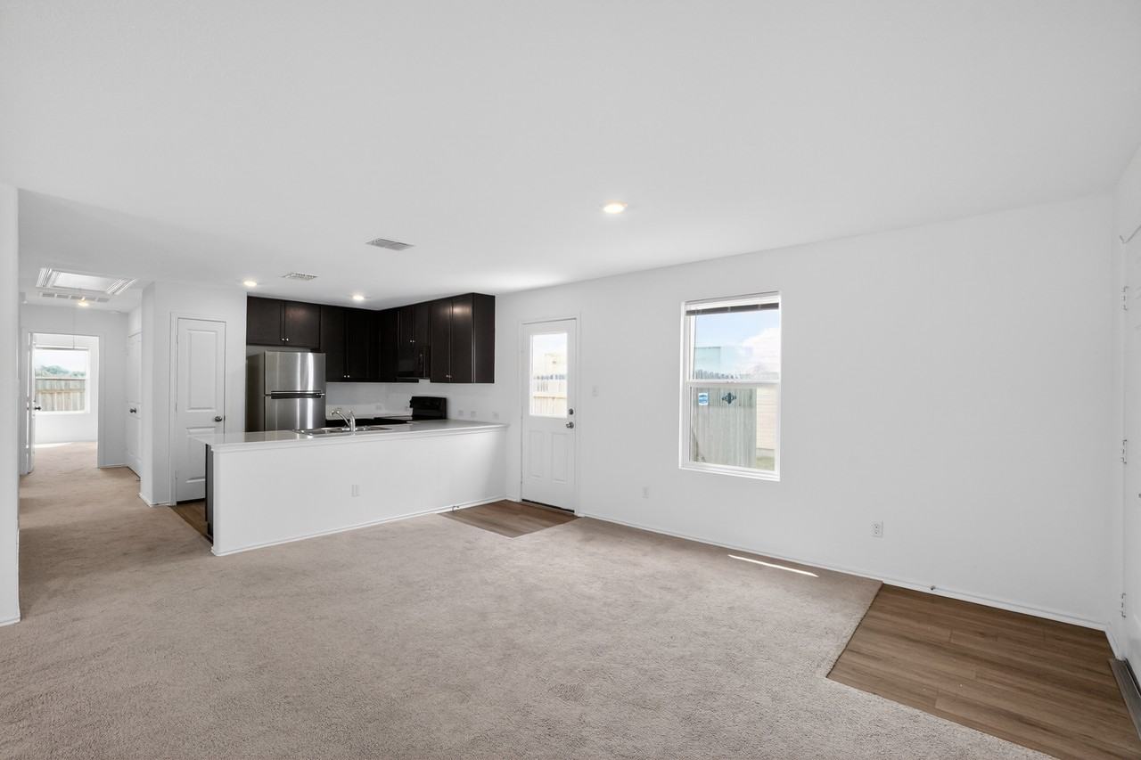 604 Marty Allen Loop - Photo 4 of 15