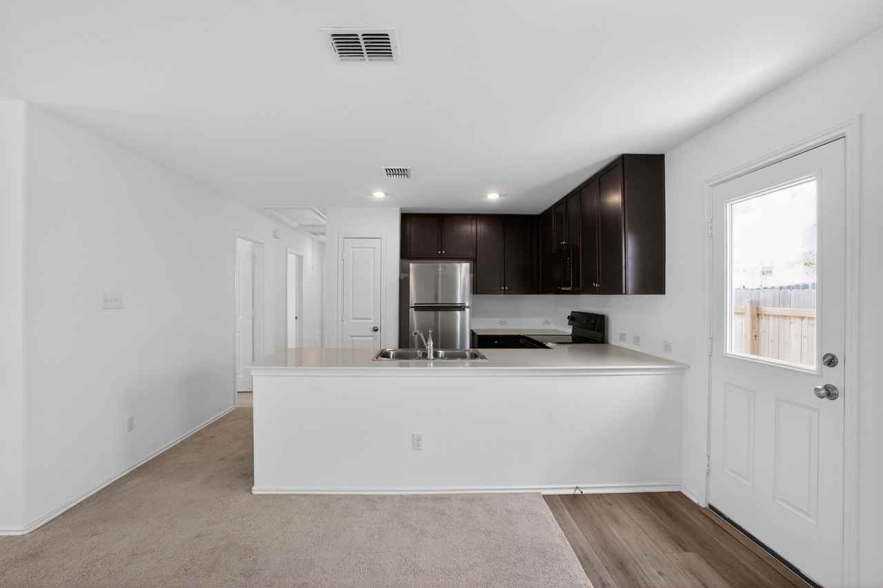 604 Marty Allen Loop - Photo 6 of 15