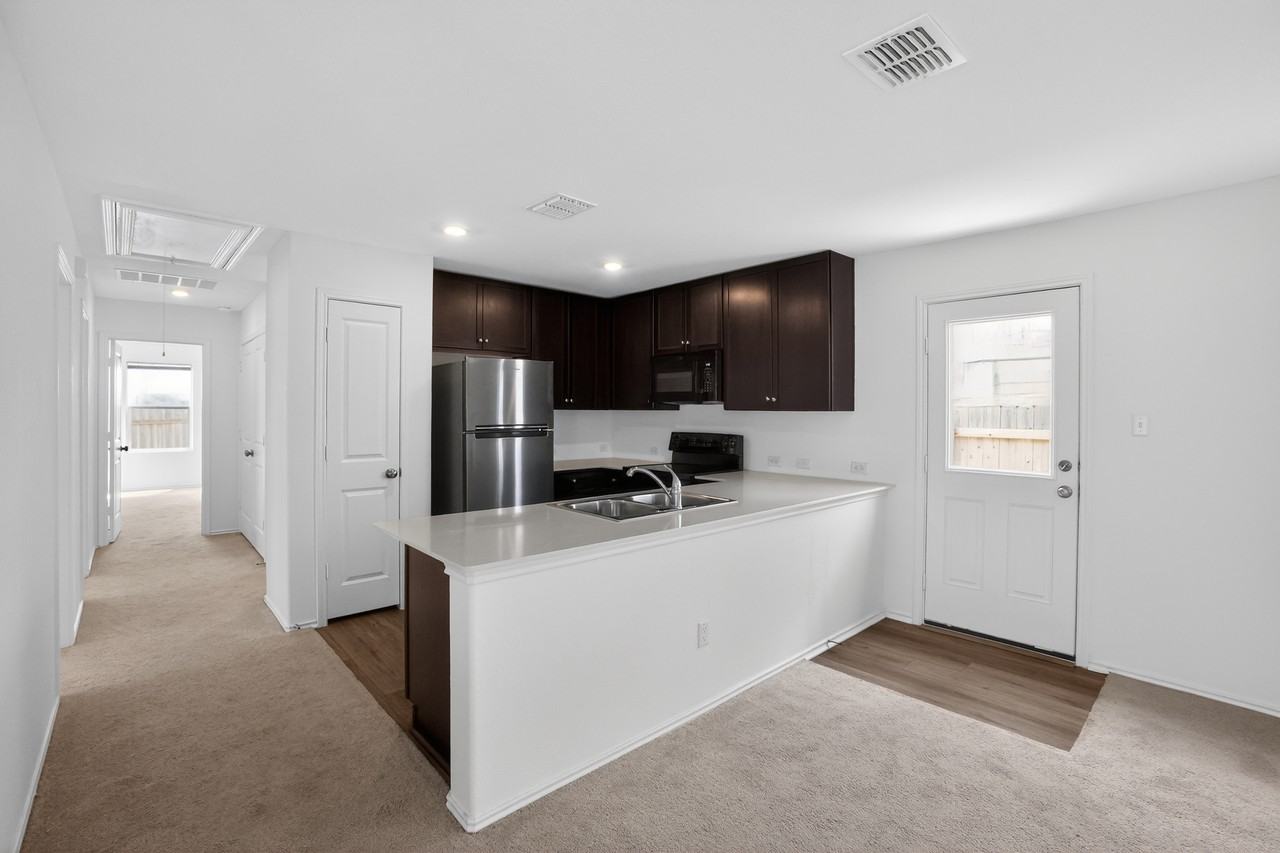 604 Marty Allen Loop - Photo 7 of 15