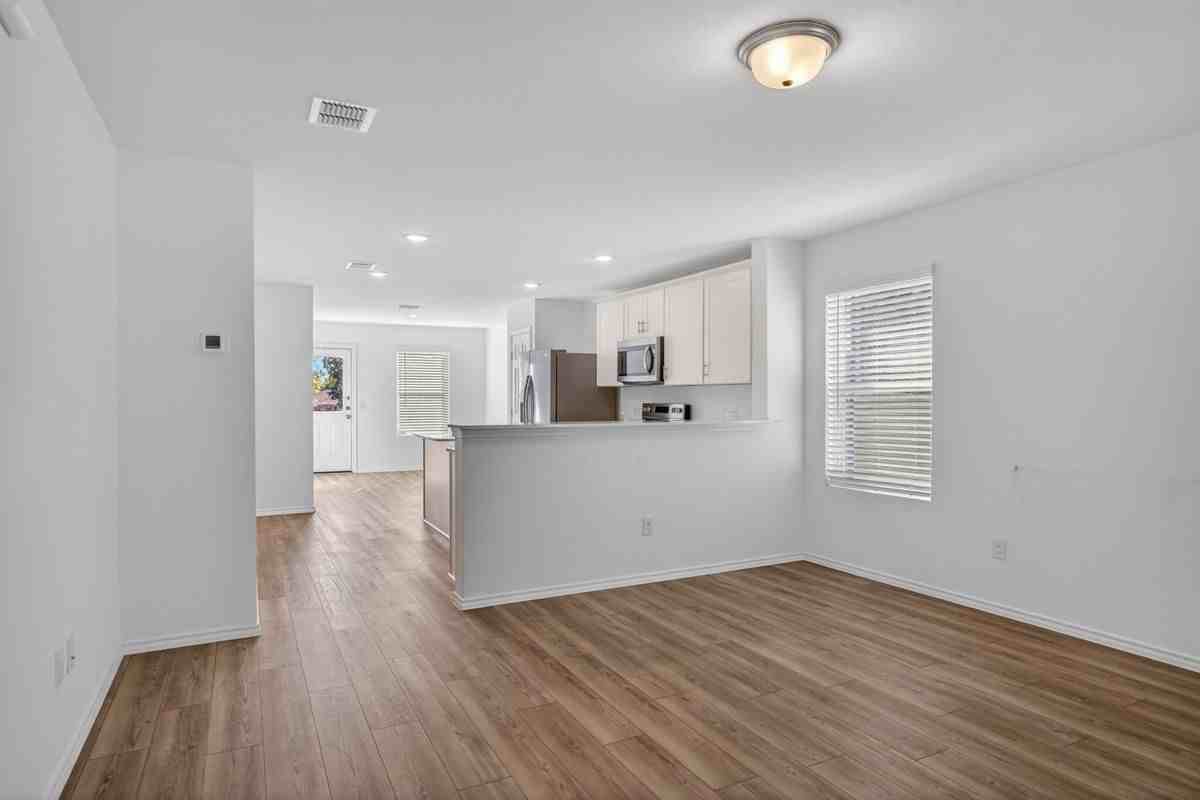 605 Grenada Lake Dr - Photo 4 of 38