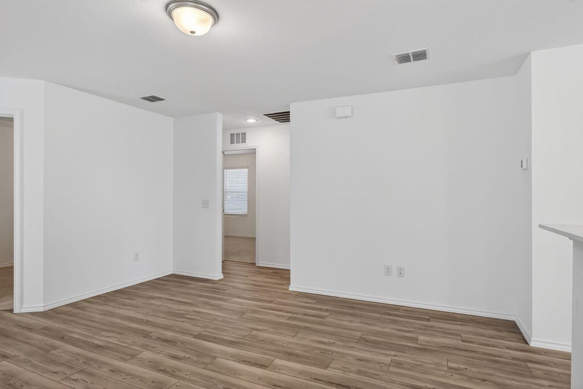 605 Grenada Lake Dr - Photo 5 of 38