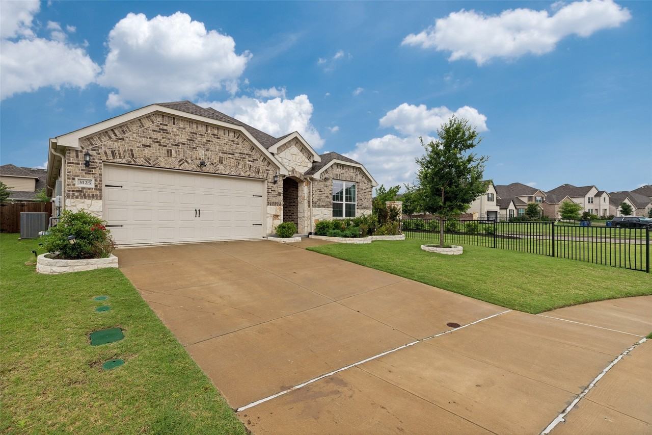 3125 Moldboard Dr - Photo 2 of 28
