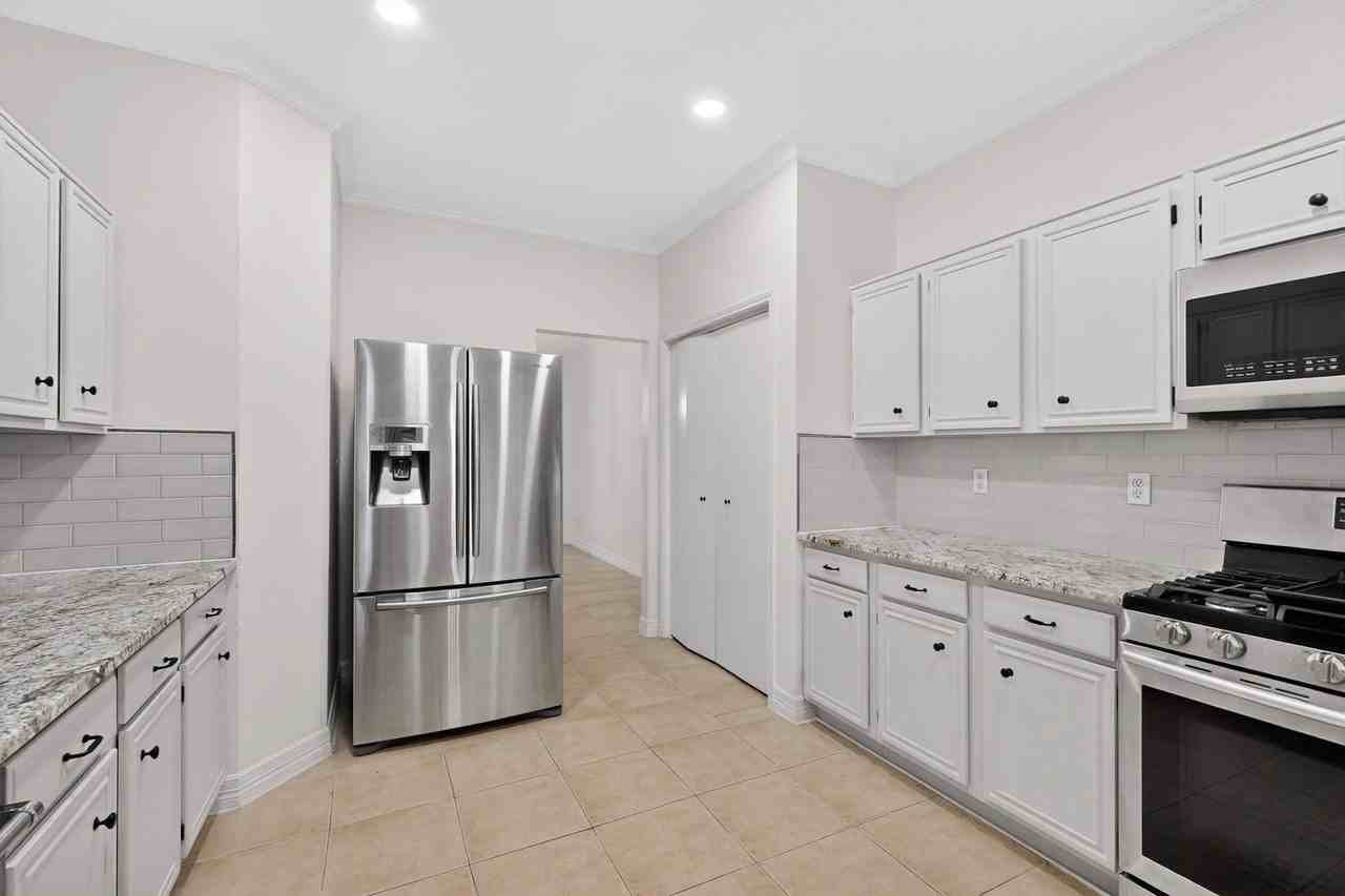 817 Edmonton Dr - Photo 7 of 40